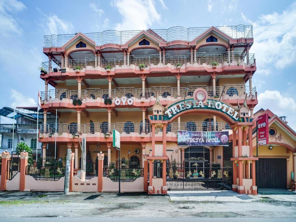 Oyo 1140 Hotel Tresya Tanjung Balai Tanjungbalai Zewnętrze zdjęcie
